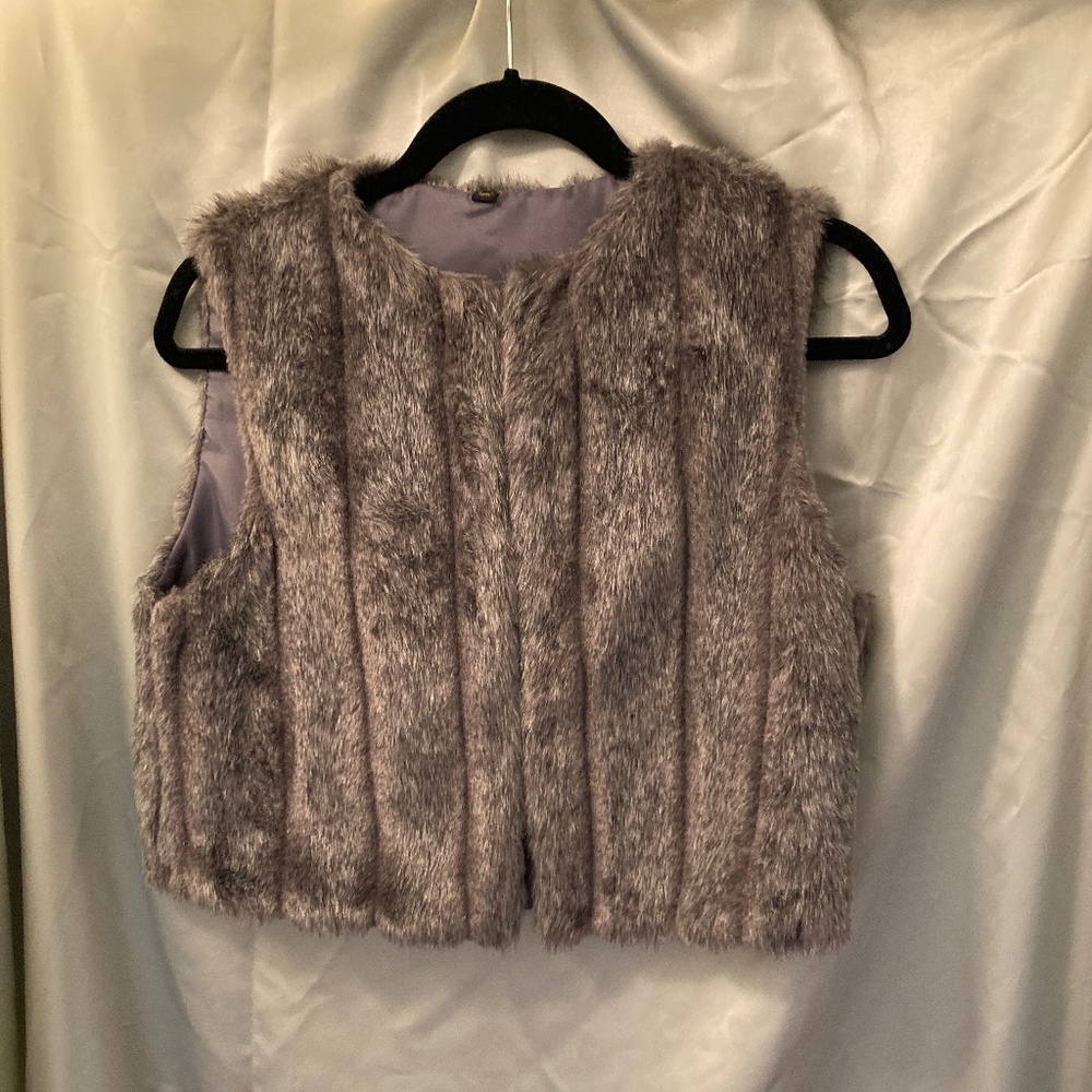 ⚡️🌟HOST PICK🌟 Iman Faux Fur Vest Gray Modacrylic Poly Hook Closure Size XS EUC